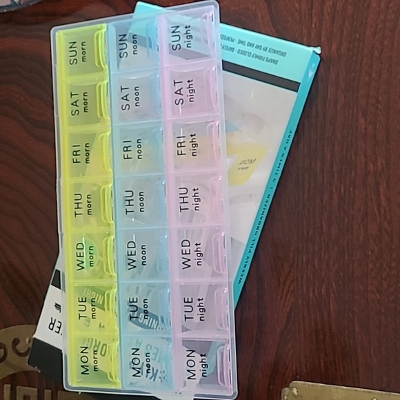 💊Weekly Pill Organizer - Picture 2 of 6